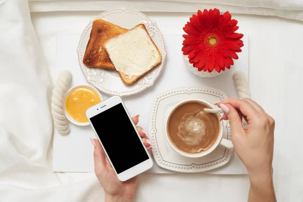 Overhead schot van hand roeren van koffie — Stockfoto