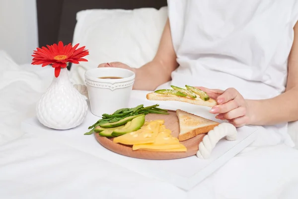 Bed breakfast med te, avokado, ost på bricka dekorerad med r — Stockfoto