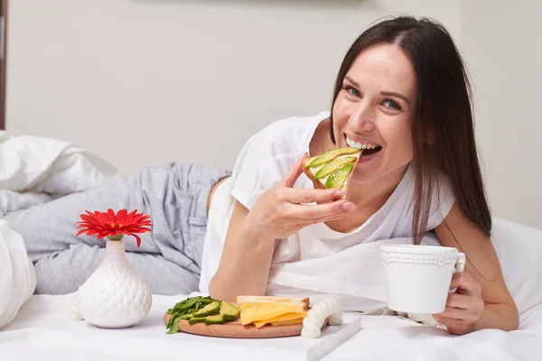 Sandwich degustazione bruna con avocado — Foto Stock