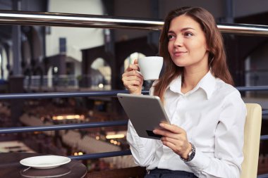 Aromatik kahve fincan zevk çekici kız