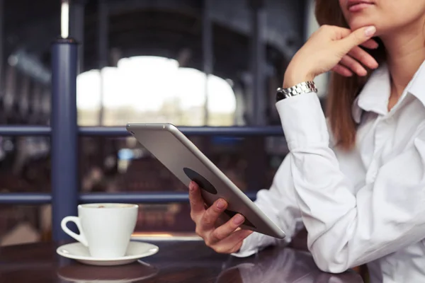 Задумчивая деловая женщина на перерыв с планшетом и чашкой крепкого — стоковое фото