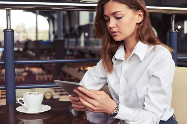 Weibchen ruhen sich mit Tasse Kaffee aus — Stockfoto