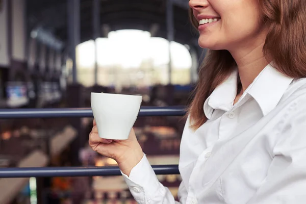 Preciosa hembra sonriente en camisa blanca disfrutando de una taza de espresso — Foto de Stock