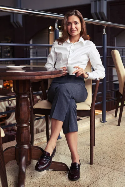 Slim fantástico feminino vestindo roupas de estilo de negócios — Fotografia de Stock
