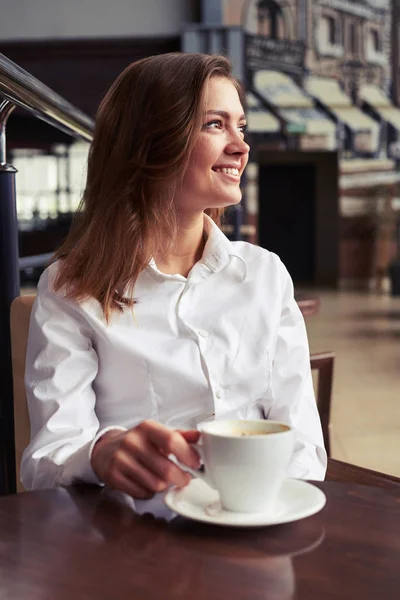 Lysande affärskvinna dricka aromatiskt kaffe och kommunikationshändelse — Stockfoto