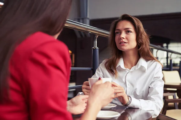 Prachtige zakelijke vrouwen wisselen terwijl u geniet van koffie — Stockfoto