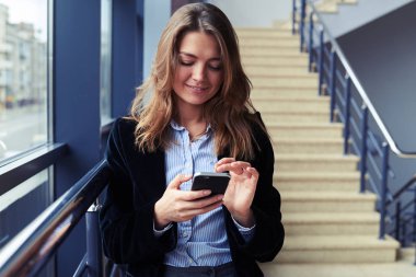 Cep telefonu kullanan genç samimi erkek 