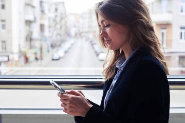 Onun akıllı telefon kullanan genç güzel kız