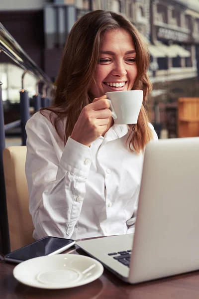 Обращение к улыбающейся бизнес-леди с помощью ноутбука — стоковое фото