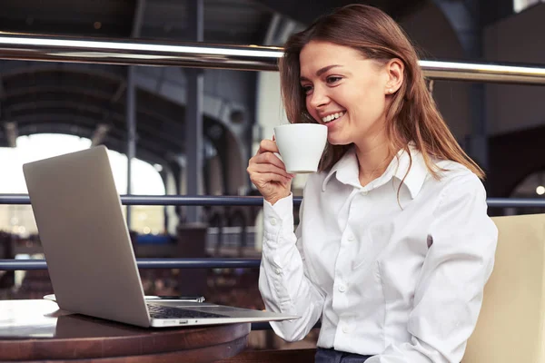 Donna d'affari con tazza di caffè e laptop nel caffè — Foto Stock