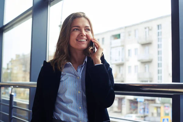 Kantoor werknemer praten op mobiele telefoon — Stockfoto