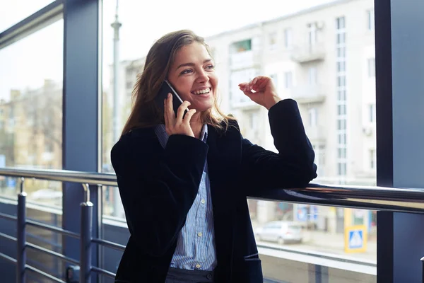 Vrolijke zakenvrouw aan de telefoon — Stockfoto