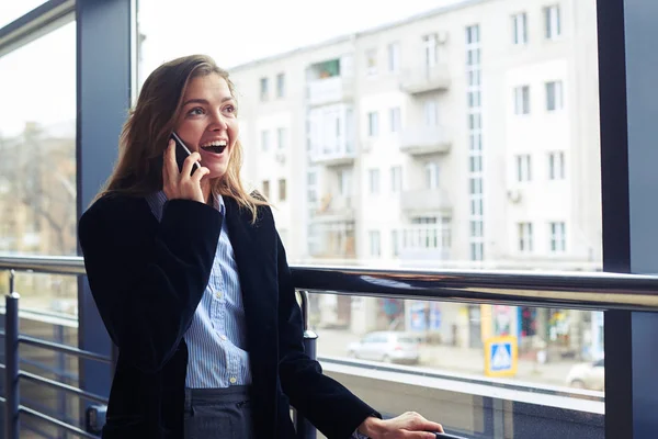 Sorprendido hembra mientras habla por teléfono — Foto de Stock