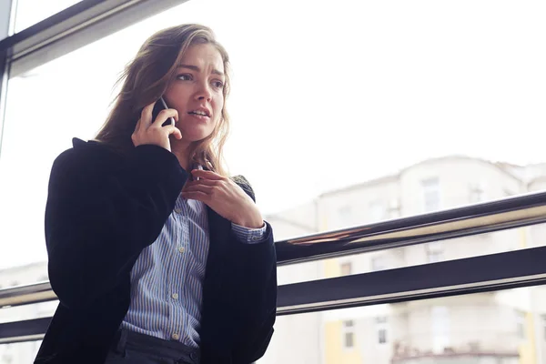 Розчарування жінка розмовляє по телефону — стокове фото