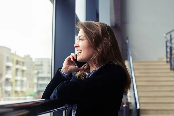 Young Caucasian woman talking on phone — Stock Photo, Image