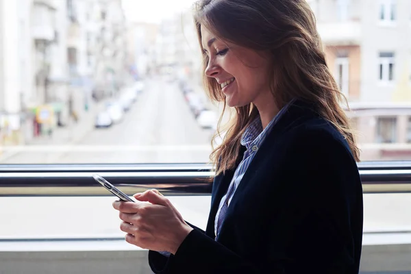 Modello vestito con abiti alla moda utilizzando il telefono — Foto Stock