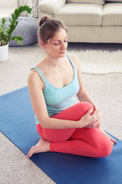 Yoga yaparken kafasında topuz ile harika kız balık poz yoga mat