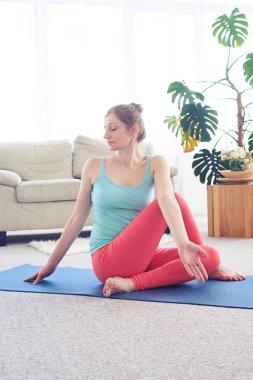 Sportif kadın pratik büküm poz oturmuş