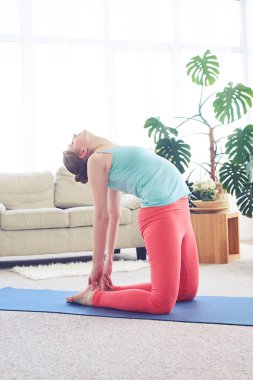 Hoş bayan deve yoga duruş yapıyor