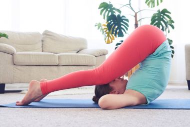 Güçlü kadın pratik yoga mat asana pulluk