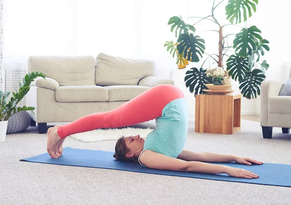 OOD ogende dame in ploeg asana op yoga mat — Stockfoto