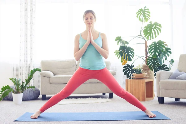 Good-looking female in fashionable sportswear strengthening her — Stock Photo, Image