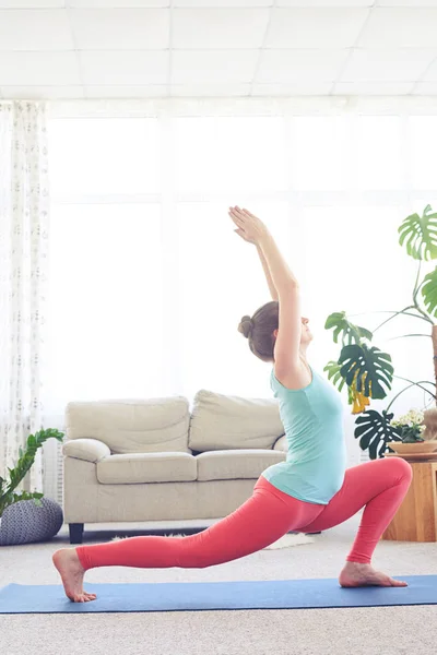 Dama practicando Blaster pose con las manos arriba — Foto de Stock