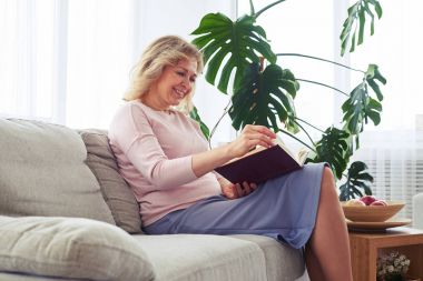 Kitabın sayfa dönüm gülümseyen güzel kadın