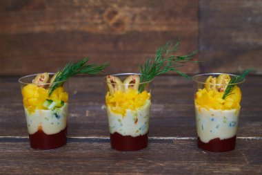 İki farklı sos, kağıt dilim dilim ol ile dekore edilmiştir.