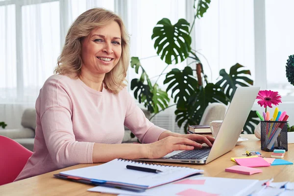 Vrouw met zonneschijn glimlach werken in laptop — Stockfoto