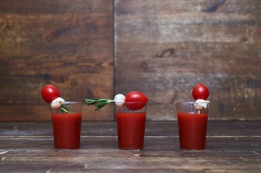 Taze domates suyu ile domates ve beyaz peynir ile küçük snack