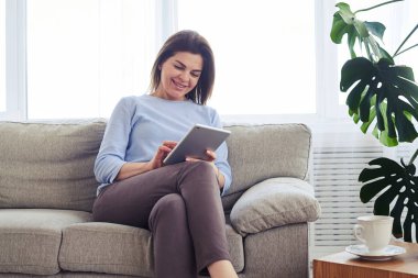 Kadın içinde laptop kanepede otururken çalışma çekici