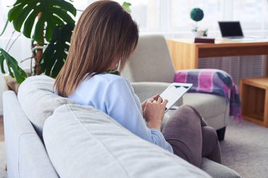 Dizüstü bilgisayar, eser üzerinde konsantre çekici esmer