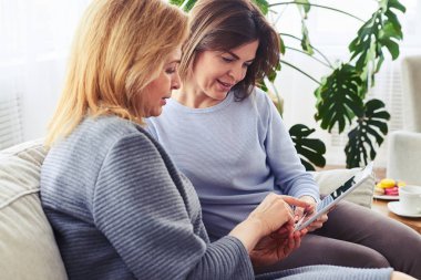 Esmer ve sarışın içinde laptop Internet üzerinde sörf gülümseyen 