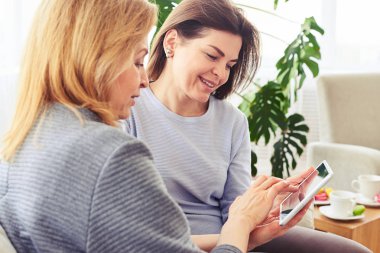İki güzel kadın içinde laptop Internet sörf