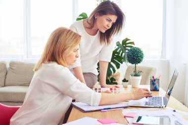 İnternette sörf harika iş kadınları