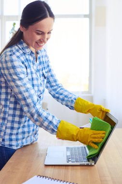 L paspas göstermek ile temizlik eldivenleri esmer gülümseyen