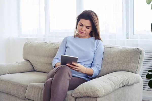 Knappe vrouw die werkt in laptop zittend op de Bank — Stockfoto