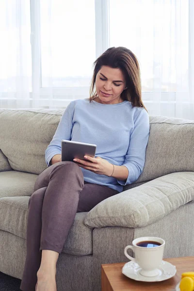 Verticale di bruna che lavora in laptop — Foto Stock