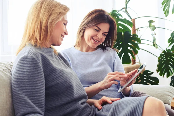 Härliga kvinnor surfa på Internet i laptop — Stockfoto