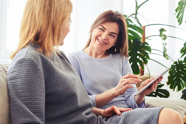 Magnifika madams surfa på Internet i laptop — Stockfoto