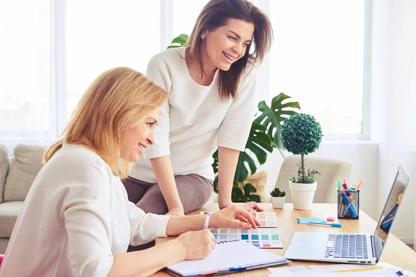 Nette Weibchen surfen im Internet und machen sich Notizen — Stockfoto