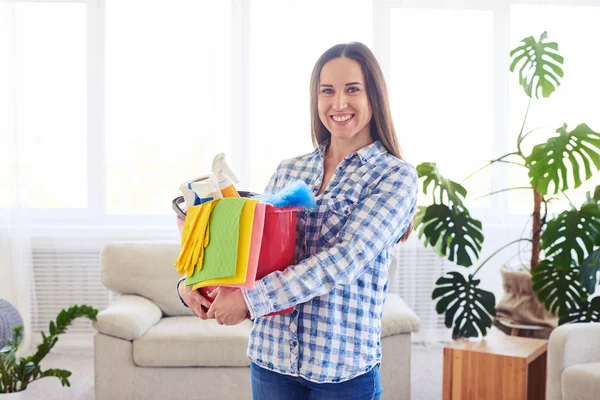 Charmante Brünette mit Reinigungs-Set bereit für den Einsatz — Stockfoto