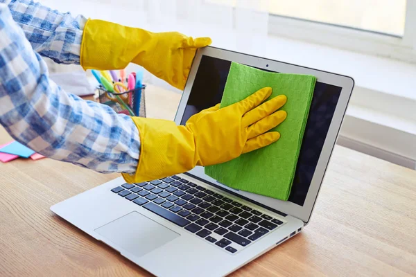 Kvinde i handsker rengøring med moppe visning af laptop - Stock-foto