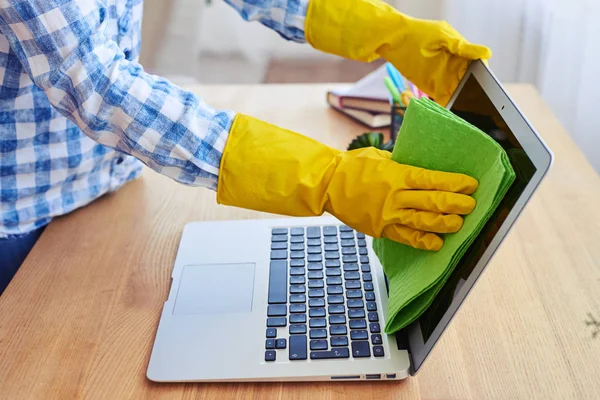 Kvinde i gummihandsker rengøring med moppe visning af laptop - Stock-foto