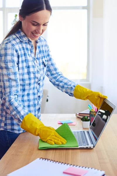 Charming female with ponytail cleaning with mop laptop — Stock Photo, Image