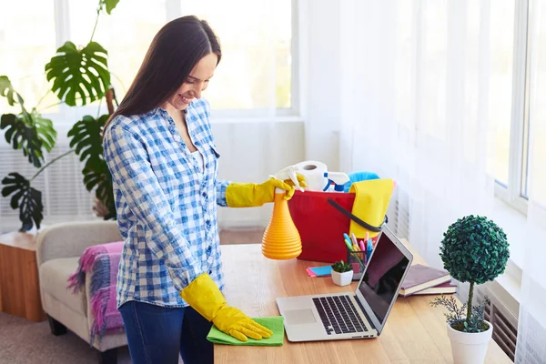 Tilltalande kvinna rengöring med mopp och splash laptop — Stockfoto