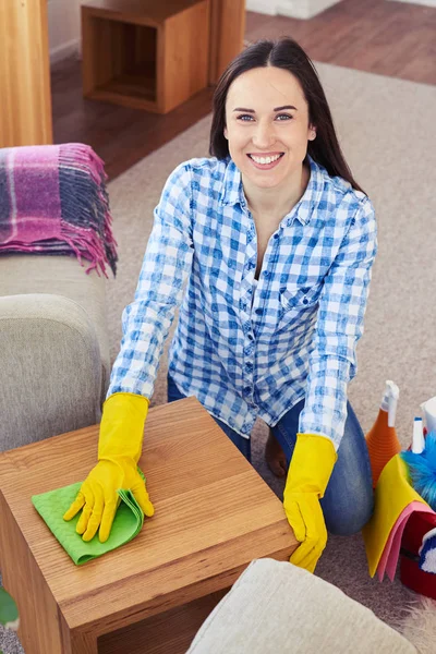 Délicieux nettoyage femme avec balai petite table basse — Photo