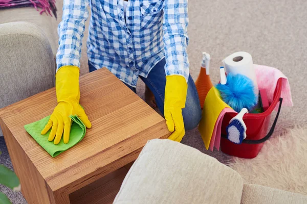 Limpeza dona de casa com esfregona pequena mesa de café — Fotografia de Stock