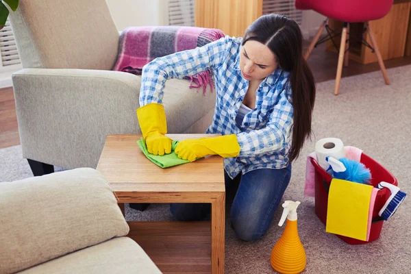 Concentrado feminino fazendo o seu melhor para limpar a mesa — Fotografia de Stock